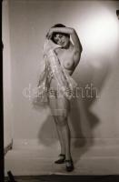 cca 1971 Hétvégi manöken ruha nélkül, szolidan erotikus felvételek, 32 db vintage negatív, 24x36 mm