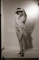 cca 1971 Hétvégi manöken ruha nélkül, szolidan erotikus felvételek, 32 db vintage negatív, 24x36 mm