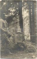 Hősi halált halt káplár Pál Imre Cs. és kir. 17. huszárezred 5. századbeli 1917-ben. Osztrák-magyar katonai sír bajtárssal / WWI Austro-Hungarian K.u.K. military soldiers grave with comrade next to it. photo (EK)