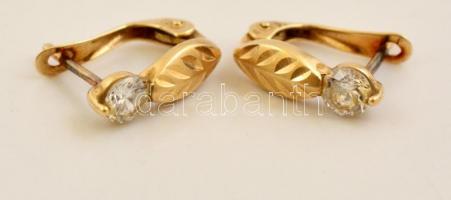 Arany (Au) 14K apró kővel díszített fülbevalópár, jelzett, 1,2×1 cm, bruttó: 1,8 g