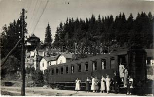 Arad, Hegyaljai motoros vasútállomás, vasutas, hölgyek / railway station, train, railwayman with ladies. Wild Endre photo (EK)