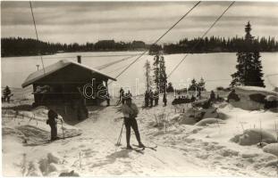 Tátra, Magas Tátra, Vysoké Tatry; Strbské Pleso, Lyziarsky vytah na Solisko / Téli élet a Csorba tónál, síelők, sífelvonó, háttérben szánkó / winter sport by the lake, skiing, ski elevator, bobsleigh in the background