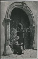Balogh Rudolf (1879-1944): Kapuban üldögélve, jelzetlen fotó, 17×11,5 cm