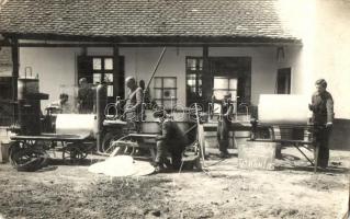 Tótkomlós, Teplány műhelye, munkások az udvarban. Weisz Sándor photo (apró szakadás / tiny tear)