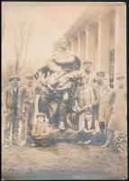 cca 1910-1920 Elkészült szobor munkásokkal, fotó felületén kis szakadással, törésnyommal, 16,5×12 cm