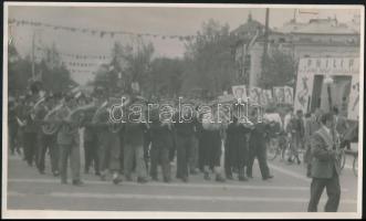 cca 1950 Budapest, Május elsejei felvonulás, pecséttel jelzett sajtófotó, 14×24 cm