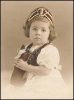 cca 1930 Kislány magyaros ruhában, színezett fotó, jelzés nélkül, 23×17 cm