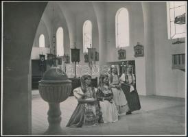 Vadas Ernő (1899-1962): Őrhalom, menyecskék a templomban, pecséttel jelzett, feliratozott fotó, 18×24 cm