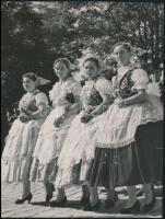 Járai Rudolf (1913-1993): Lányok népviseletben, pecséttel jelzett fotó, felületén törésnyomokkal, egyik sarkán kis szakadással, 23,5×18 cm