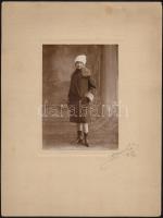 1917 Bp. VIII., Fiatal hölgy bundával díszített kabátban, műtermi fotó Gasché Gusztáv műterméből, pecséttel jelzett, aláírt, 14,5×11,5 cm