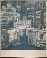 cca 1913 Nagyvárad, Koller Ágoston műköszörűs fodrászkellék és acéláru-üzlete, utcafront, üzletbelső...