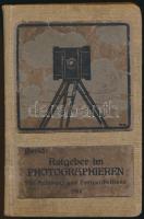 Ludwig David: Ratgeber im Photographieren. Haalle (Saale), 1920, Wilhelm Knapp, VII+264 p.+XXIV t. Fekete-fehér fotókkal illusztrált. Német nyelven. Átkötött egészvászon-kötés, a hátsó kötéstábla foltos.
