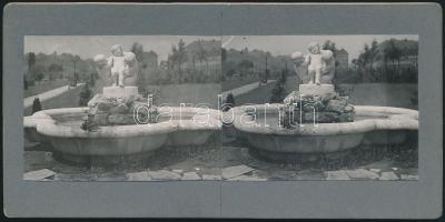 1939 Budapest, fürdőző gyermekek, tabáni(?) szökőkút, sztereofotó, hátulján feliratozva, 9×18 cm