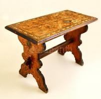 Népies motívumokkal díszített ülőpad, faragott, festett, sérült, közepes állapotban, m:43 cm, 32×37 cm