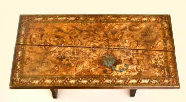 Népies motívumokkal díszített ülőpad, faragott, festett, sérült, közepes állapotban, m:43 cm, 32×37 ...