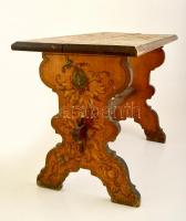 Népies motívumokkal díszített ülőpad, faragott, festett, sérült, közepes állapotban, m:43 cm, 32×37 ...