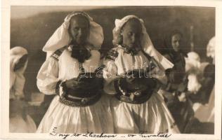 50 db régi felvidéki folklór képeslap, népviselet. Fényképezte Karel Plicka / 50 pre-1945 Slovakian ...