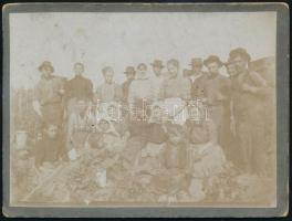 1912 Szüreti csoportkép, fotó, kartonra ragasztva, hátulján feliratozva, 9×12 cm
