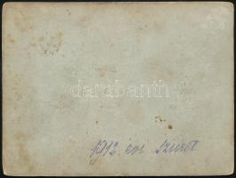 1912 Szüreti csoportkép, fotó, kartonra ragasztva, hátulján feliratozva, 9×12 cm