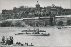A Szeged őrnaszád, a Magyar Királyi Folyamőrség hajója díszfelvonuláson, az 1980-as években eredeti negatívról előhívott másolat, hátoldalon feliratozva, 12×18 cm