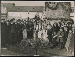 1940 Nagyszalonta, Országzászló avató ünnepség, középen dr. Kiss Ferenccel és feleségével, a Magyar Fotóriport Iroda pecséttel jelzett fotója, 17×23 cm