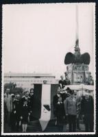 1940 Nagyszalontai országzászló felszentelése Budapesten, tartotta a Nagyszalontai Társaság, hátoldalon feliratozott fotó, 18×13 cm