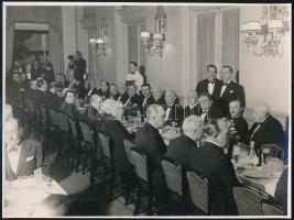 1936 Bp., Semmelweis-vacsora, orvosprofesszorokkal, pecséttel jelzett fotó Schäffer műterméből, 17,5×23 cm