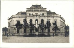 Mezőberény, Községháza, Horthy István szobor és Hősi emlékmű. photo (EK)