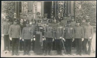 1937 Pécsi 10 éves találkozó fényképe, hátoldalon a képen látható személyek nevével, köztük Bekrics tábornok, körbevágott fotólap, 8×13,5 cm