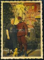 cca 1930-1940 Budapest, Szabadság tér, Katona feleségével az irredenta szobor előtt, kézzel színezett fotó, 8,5×6 cm