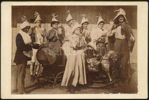 cca 1910 A kassai (Felvidék) Beller család szüreti mulatságán készült keményhátú fotó, 11×16 cm