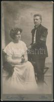 cca 1900-1910 Dési (Erdély) bányász feleségével, keményhátú fotó Trautmann Ilona műterméből, 20×11 cm