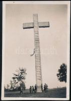 1933 Gödöllő, Jamboree, Arénai nagy kereszt, hátoldlaon feliratozott fotó, 8,5×6 cm