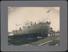 1933 Szeged DDSG-hajó, 2 db fotó, kartonra ragasztva, 12×16 cm