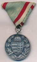 1929. "Magyar Háborús Emlékérem kardokkal, sisakkal" ezüstözött Br kitüntetés mellszalagga...