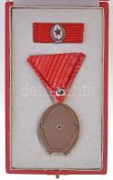 1964. "A Munka Érdemrend" bronz fokozata, zománcozott Br kitüntetés szalagon, miniatűrrel ...