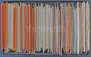 Cipősdoboz tele modern külföldi, főleg francia képeslapokkal, területenként szétválogatva. Érdekes, ...