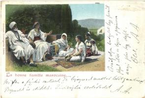 La bonne familie marocaine / Moroccan family, folklore (EK)
