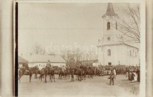1928 Kőtelek, Köteleki harangok felszentelése (a harangemelő kötél már a templomtorony ablakában). photo