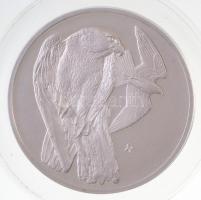 Amerikai Egyesül Államok 1971. Peregrine Falcon No. 7 peremen jelzett sterling ezüst emlékérem (66,91g/0.925/50mm) T:1 (eredetileg PP) USA 1971. Peregrine Falcon No. 7 hallmarked on edge, sterling silver commemorative medallion (66,91g/0,925/50mm) C:UNC (originally PP)