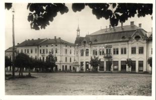 Naszód, Nasaud; Fő tér, Városháza, Községi vendéglő, étterem, üzletek / main square, town hall, restaurant, shops