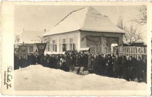 Segesvár, Schassburg, Sighisoara; Temetés télen / funeral in winter. Szabó jun. photo