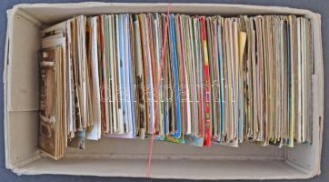 1 doboznyi modern városképes lap és motívumos képeslap, közte régiek is / 1 box of modern town-view ...