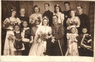 Magyar katona kitüntetésekkel és feleségével, családi csoportkép / Hungarian soldier with his wife and family. photo (EB)