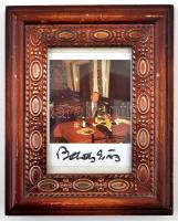 Bárdy György (1921-2013) színművész aláírása egy őt ábrázoló fotón, üvegezett fa keretben.