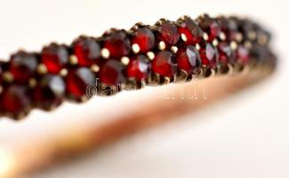 Aranyozott ezüst(Ag) karperec gránát kövekkel, horpadással, jelzés nélkül, 6×6 cm, bruttó: 14,2 g