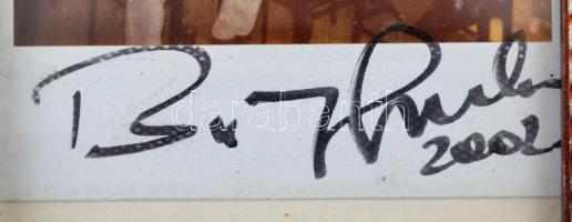 Bodrogi Gyula (1934-) színművész aláírása egy őt ábrázoló fotón, üvegezett fa keretben