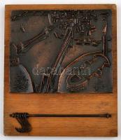 Iparművész által készített Budapest rézplakett, kulcstartó fa táblán, jelzés nélkül, a fa táblán sérüléssel, plakett: 12,5x15,5 cm, fa tábla: 17x20 cm.