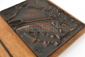 Iparművész által készített Budapest rézplakett, kulcstartó fa táblán, jelzés nélkül, a fa táblán sér...