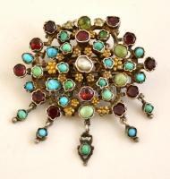 Ezüst(Ag) bross türkiz, gránát és gyöngy díszítéssel, jelzés nélkül, 5×3,5 cm, bruttó: 20,6 g